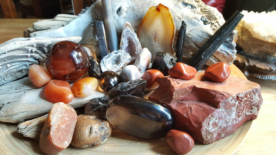 Dažādu formu akmeņi telpām