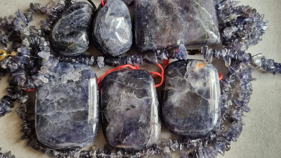 Iolīts (Kordierīts)