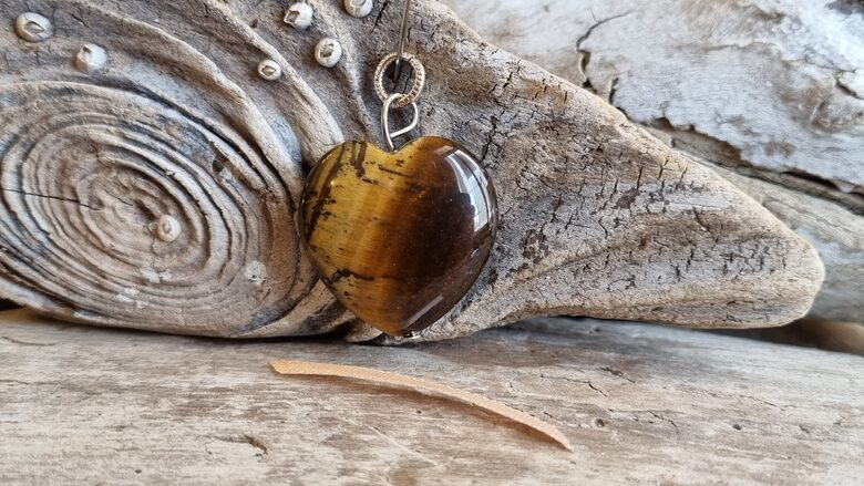 Tīģeracs kulons "Mana sirds" nr 1. Izmērs 2.5 x 2.5 cm Gaiša bantīte Sudraba krāsas metāls