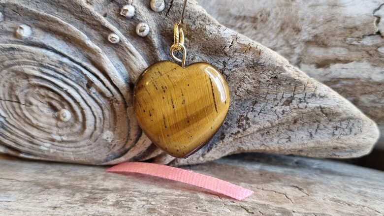 Tīģeracs kulons "Mana sirds" nr 2. Izmērs 2.5 x 2.5 cm Rozā bantīte Zelta krāsas metāls