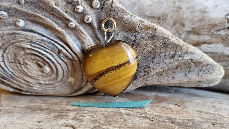 Tīģeracs kulons "Mana sirds" nr 3. Izmērs 2.5 x 2.5 cm Zila bantīte Sudraba krāsas metāls