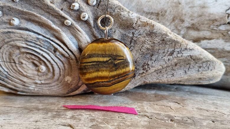 Tīģeracs kulons "Apaļais" nr 2. Izmērs 2.5 cm Rozā bantīte Sudraba krāsas metāls