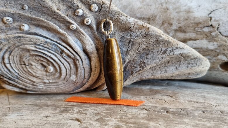 Tīģeracs kulons "Garais" nr 1. Izmērs 3 cm Rozā bantīte Sudraba krāsas metāls