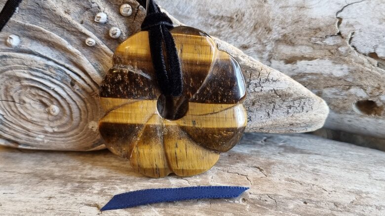 Liels tīģeracs kulons nr 2. Izmērs 4.5 cm ar tumši zilu auklu Zila bantīte bantīte