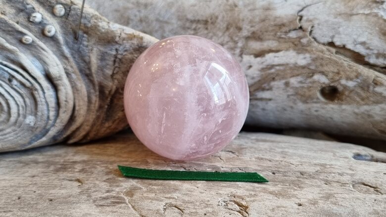 Rozā kvarca lode "Satikšanās" Izmērs 3.5 cm Zaļa bantīte