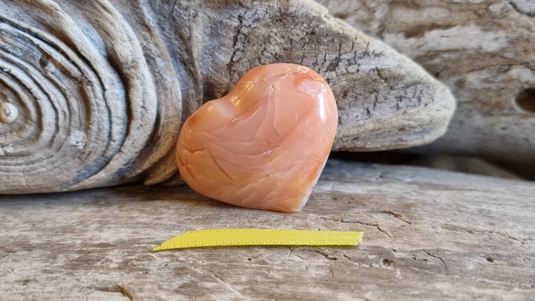 Karneola sirda "Satikt mīļoto" nr 5. Izmērs 3 x 2.5 cm Ar dabīgām švīkām No Madagaskaras Dzeltena bantīte