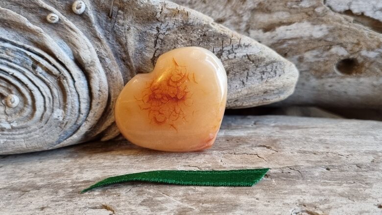 Karneola sirda "Satikt mīļoto" nr 4. Izmērs 3 x 3 cm Ar dabīgām švīkām No Madagaskaras Zaļa bantīte