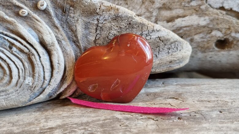 Karneola sirda "Satikt mīļoto" nr 1. Izmērs 3 x 3 cm Ar dabīgām švīkām No Madagaskaras Rozā bantīte