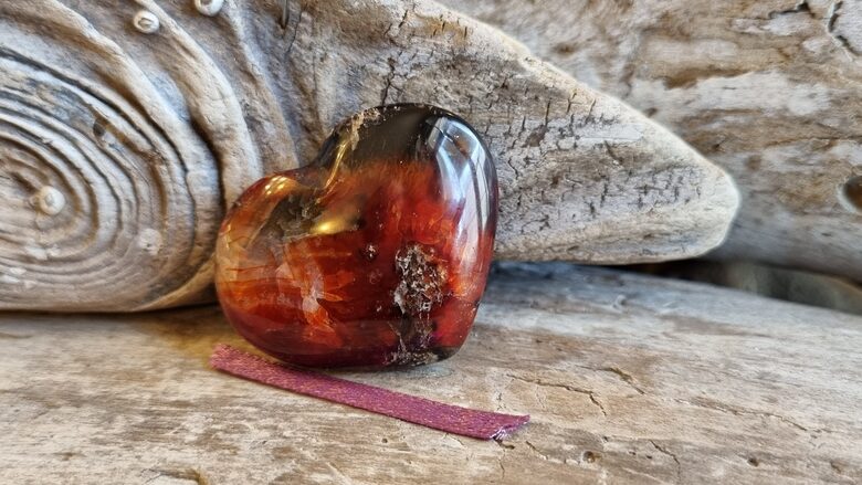 Karneola sirda "Satikt mīļoto" nr 3. Izmērs 3.5 x 3 cm Ar dabīgām švīkām No Madagaskaras Lillā bantīte