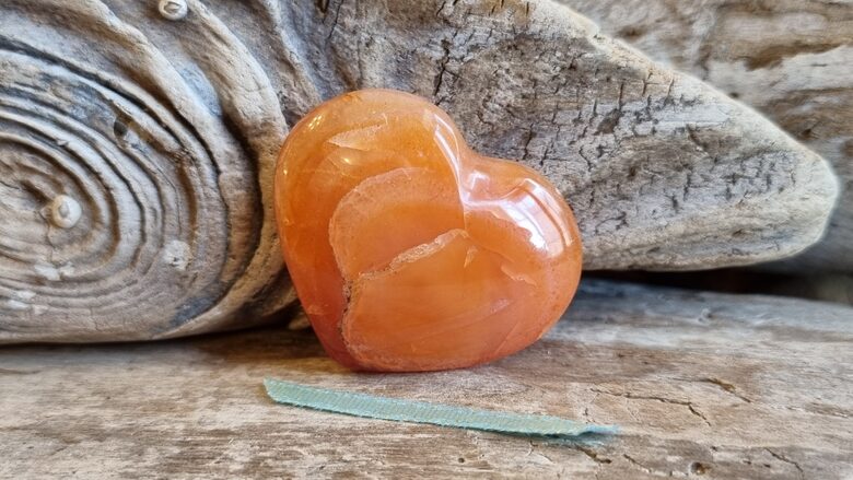 Karneola sirda "Satikt mīļoto" nr 2. Izmērs 3 x 2.5 cm Ar dabīgām švīkām No Madagaskaras Zila bantīte