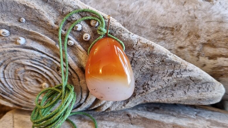 Karneola kulons "Enerģijas pieplūdums" nr 6. Izmērs 2.5 x 2 cm Ar zaļa auklu