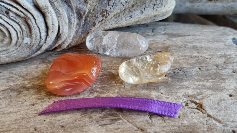 Komplekts Naudas maisiņš ar trīs akmeņiem Lillā bantīte Ar dabīgām švīkām