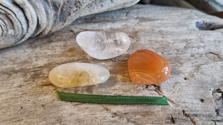 Komplekts Naudas maisiņš ar trīs akmeņiem Zaļa bantīte Ar dabīgām švīkām