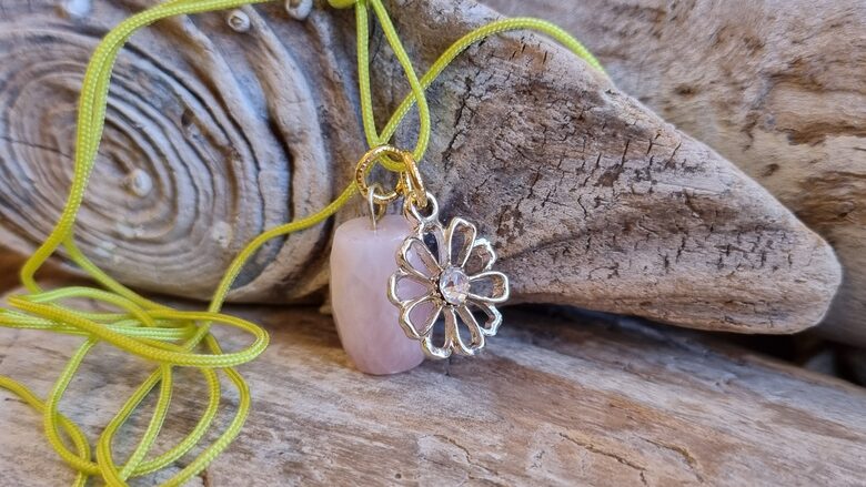 Rozā kvarca kulons "Zelta puķe" Izmērs 2 x 1 cm puķe 1.5 x 1.5 cm Zaļa aukla