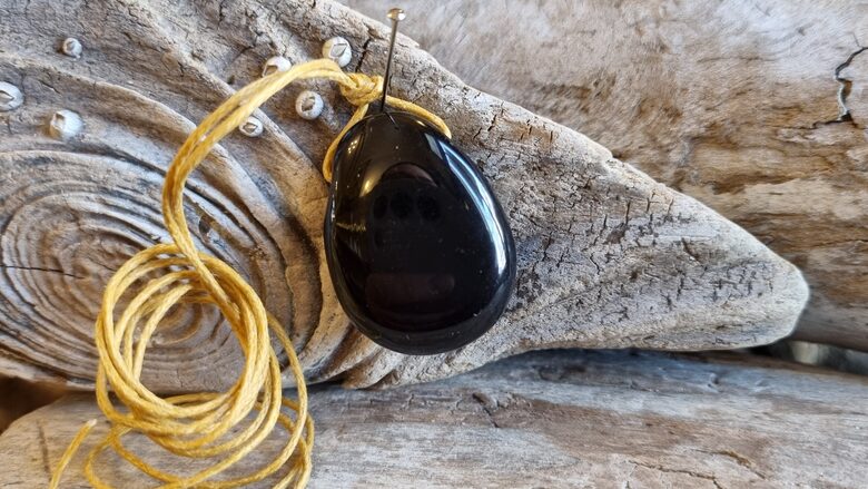 Melnā obsidiāna kulons "Labs aizsardzībai" nr 1. Izmērs 3 x 2 cm Ar dzeltenu auklu 