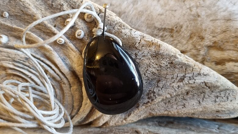 Melnā obsidiāna kulons "Labs aizsardzībai" nr 2. Izmērs 3 x 2 cm Ar pelēku auklu 