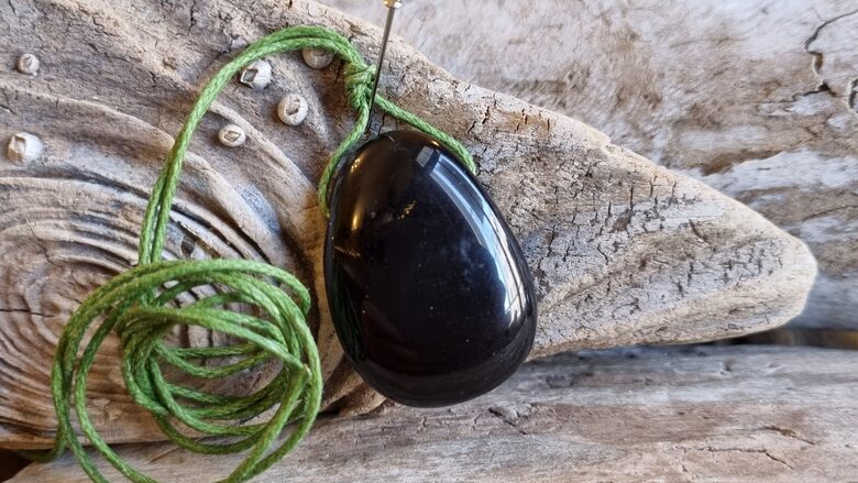 Melnā obsidiāna kulons "Labs aizsardzībai" nr 3. Izmērs 3 x 2 cm Ar zaļu auklu 