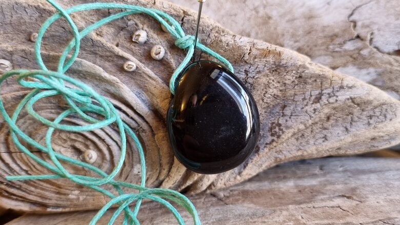 Melnā obsidiāna kulons "Labs aizsardzībai" nr 4. Izmērs 3 x 2 cm Ar zilu auklu 