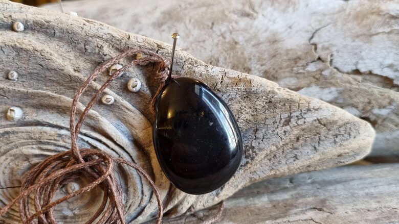 Melnā obsidiāna kulons "Labs aizsardzībai" nr 5. Izmērs 3 x 2 cm Ar brūnu auklu 