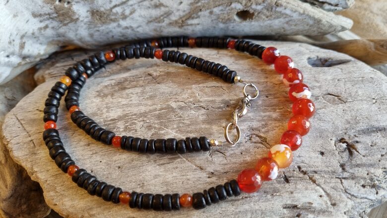 Vīriešu aizsargkrelles ar karneolu un koku Izmērs 48 cm 