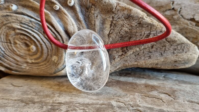 Kalnu kristāla kulons "Laba diena" nr 2. Izmērs 3 x 2 cm Ar bordo ādas auklu Ar dabīgiem iekļāvumiem