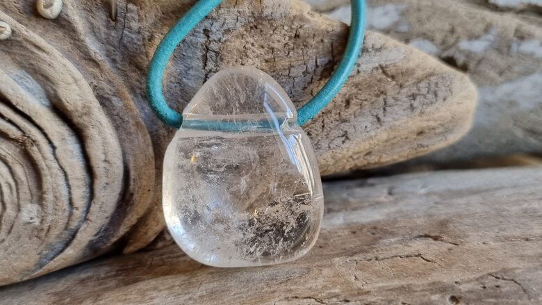 Kalnu kristāla kulons "Laba diena" nr 3. Izmērs 3 x 2 cm Ar zilu ādas auklu Ar dabīgiem iekļāvumiem