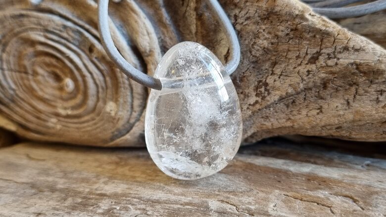 Kalnu kristāla kulons "Laba diena" nr 4. Izmērs 3 x 2 cm Ar pelēku ādas auklu Ar dabīgiem iekļāvumiem