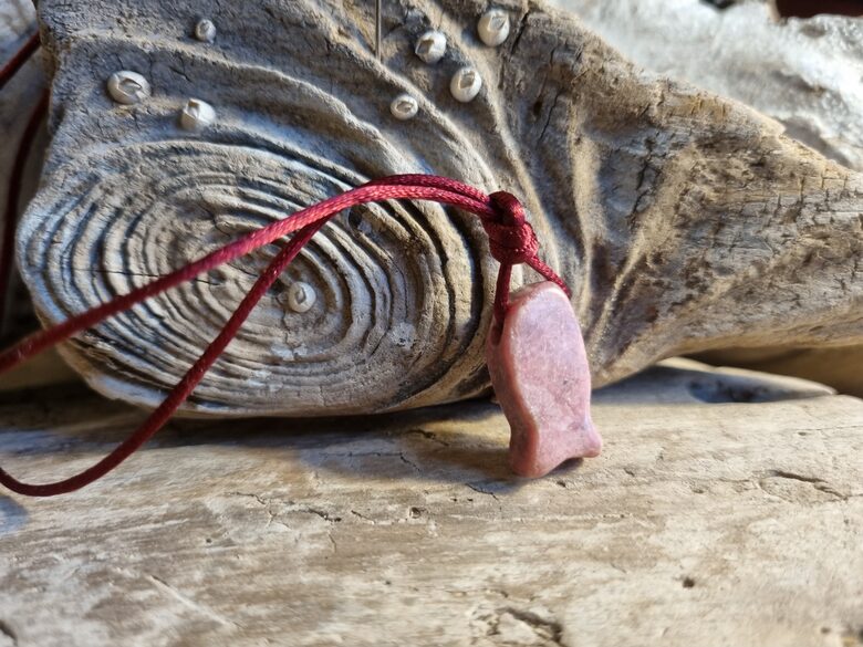 Rodonīta kulons "Mīļā zivtiņa" nr 2. Izmērs 2 x 1 cm Ar bordo auklu No Madagaskaras