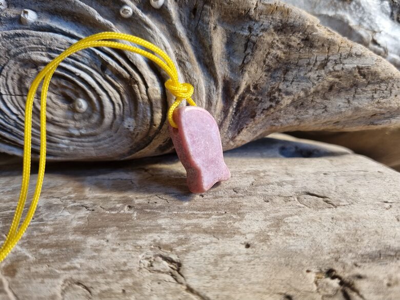 Rodonīta kulons "Mīļā zivtiņa" nr 3. Izmērs 2 x 1 cm Ar dzeltenu auklu No Madagaskaras