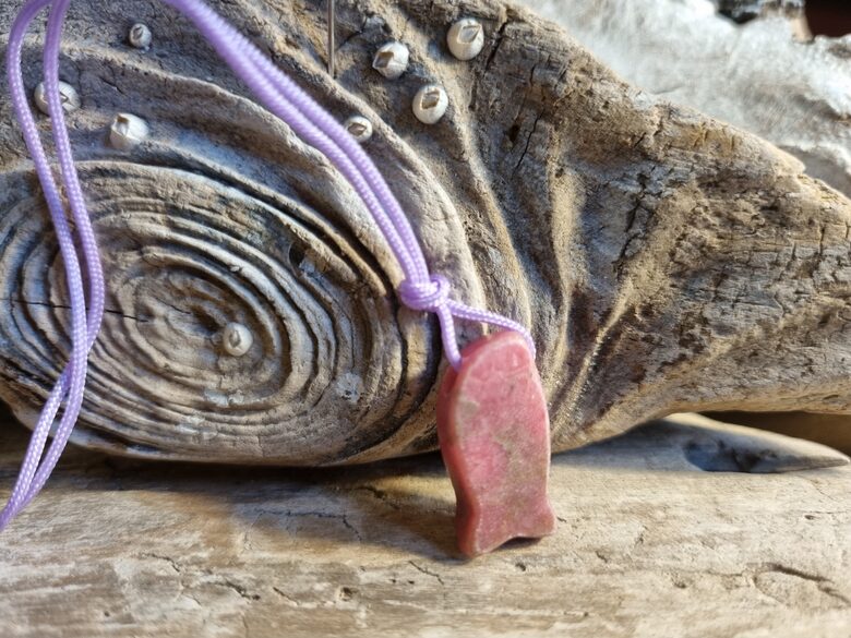 Rodonīta kulons "Mīļā zivtiņa" nr 4. Izmērs 2 x 1 cm Ar lillā auklu No Madagaskaras