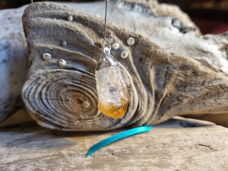 Liels neapstrādāta citrīna kulons Veiksme biznesā nr 1. Izmērs 3.5 x 1.5 cm Sudraba krāsa Zaļa bantīte