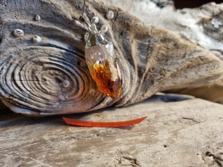 Liels neapstrādāta citrīna kulons Veiksme biznesā nr 2. Izmērs 3.5 x 1.5 cm Sudraba krāsa Rozā bantīte