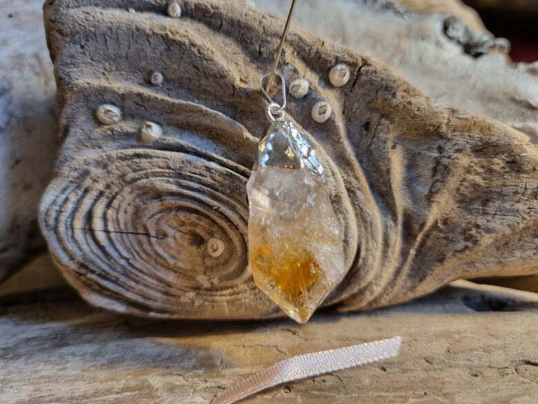 Liels neapstrādāta citrīna kulons Veiksme biznesā nr 3. Izmērs 3.8 x 1.6 cm Sudraba krāsa Gaiša bantīte