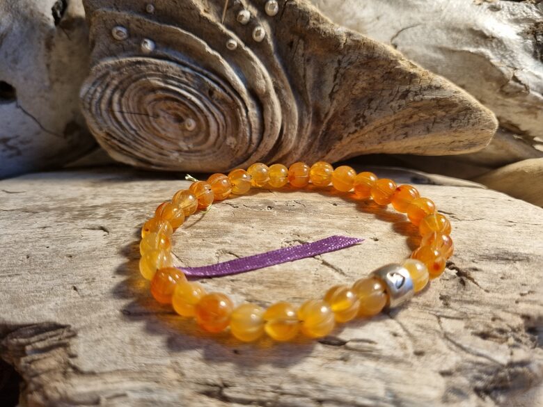 Karneola rokassprādze "Jauns sākums" nr 2. Izmērs 17.5 cm Bumbiņa 7 mm Lillā bantīte Sudraba krāsa