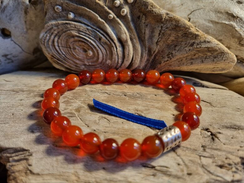 Karneola rokassprādze "Jauns sākums" nr 4. Izmērs 19 cm Bumbiņa 8 mm Zila bantīte