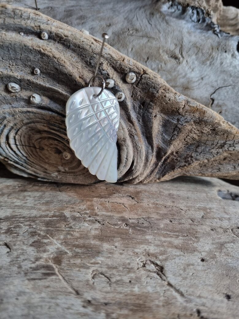 Perlamutra kulons "Mana eņģeļa spārns" Izmērs 4 x 2 cm Priekšnama aizsardzībai