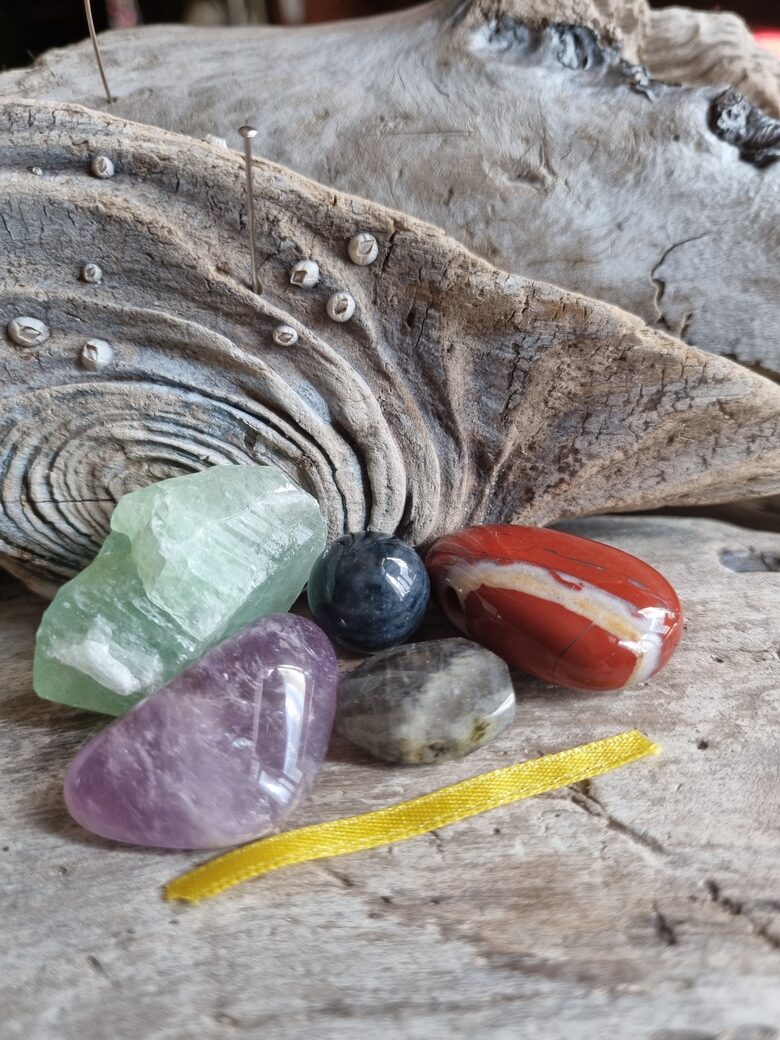 Piecu akmeņu komplekts "Iemīlēt sevi" nr 2. Var turēt guļamistabā Dzeltena bantīte bantīte