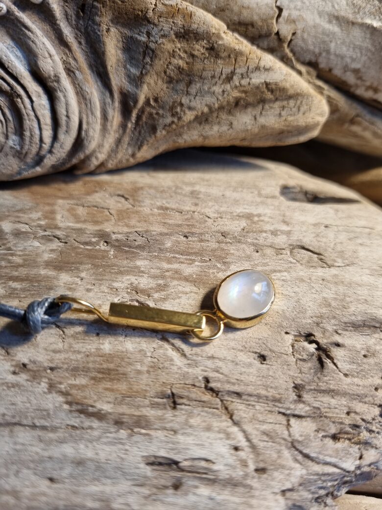 Mēnessakmens kulons "Mīlestības sargātājs" Izmērs 4 x 1 cm Ar pelēku auklu Sudrabs apzeltīts