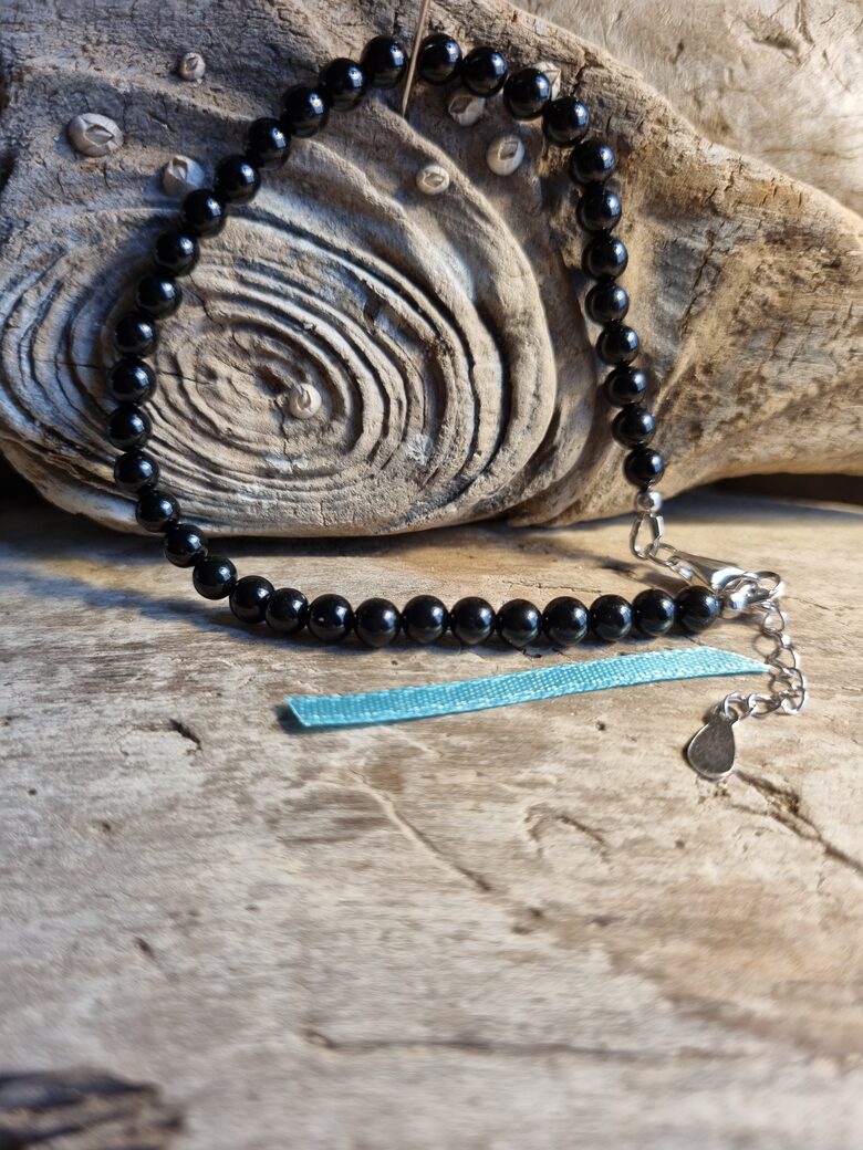 Melna turmalīna rokassprādze "Aizsargvairogs" Izmērs 19 cm + ķēde 2 cm Bumbiņa 4 mm Viegla Zila bantīte