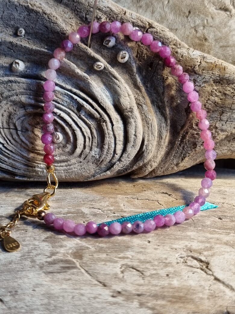 Rubīna rokassprādze "Enerģijai" nr 2. Garums 19 cm Bumbiņa 3 mm  ķēdīte 2 cm Sudrabs apzeltīts Zaļa bantīte