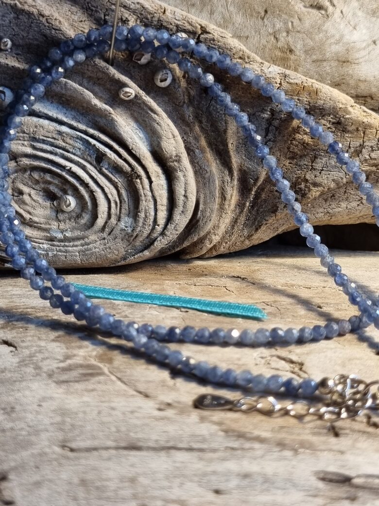 Safīra krelles "Aizsardzībai" nr 1. Garums 45 cm ķēdīte 5 cm bumbiņa 3 mm vieglas Zila bantīte