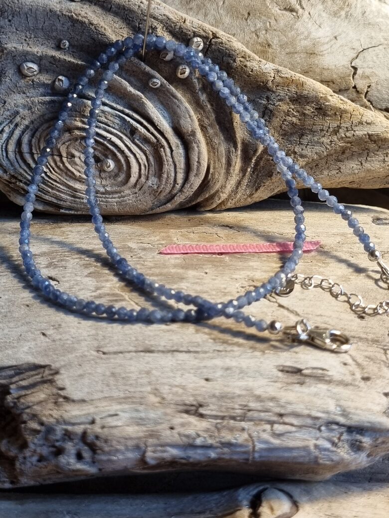 Safīra krelles "Aizsardzībai" nr 2. Garums 45 cm ķēdīte 5 cm bumbiņa 3 mm vieglas Rozā bantīte