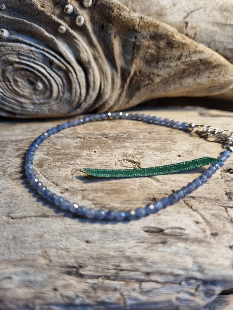 Safīra rokassprādze "Pārticībai" nr 2. Garums 19 cm ķēdīte 2 cm Bumbiņa 3 mm Viegla Zaļa bantīte