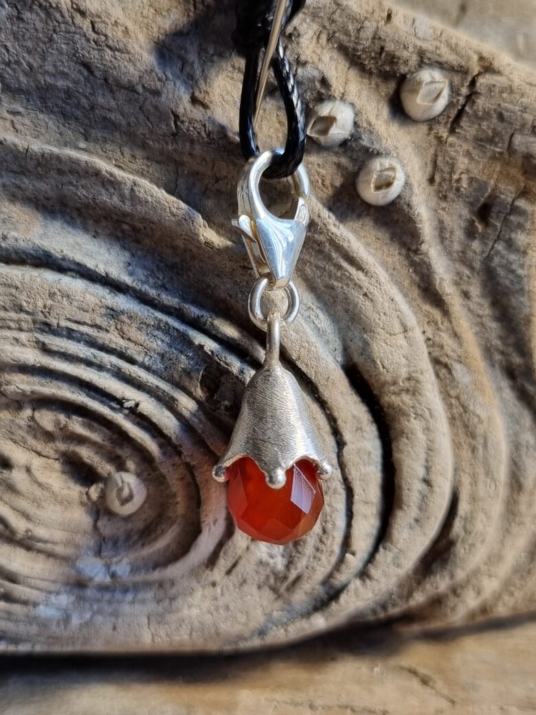 Karneola kulons "Stiprais balsts" Izmērs 2.5 x 1 cm Ar melnu auklu Sudrabs