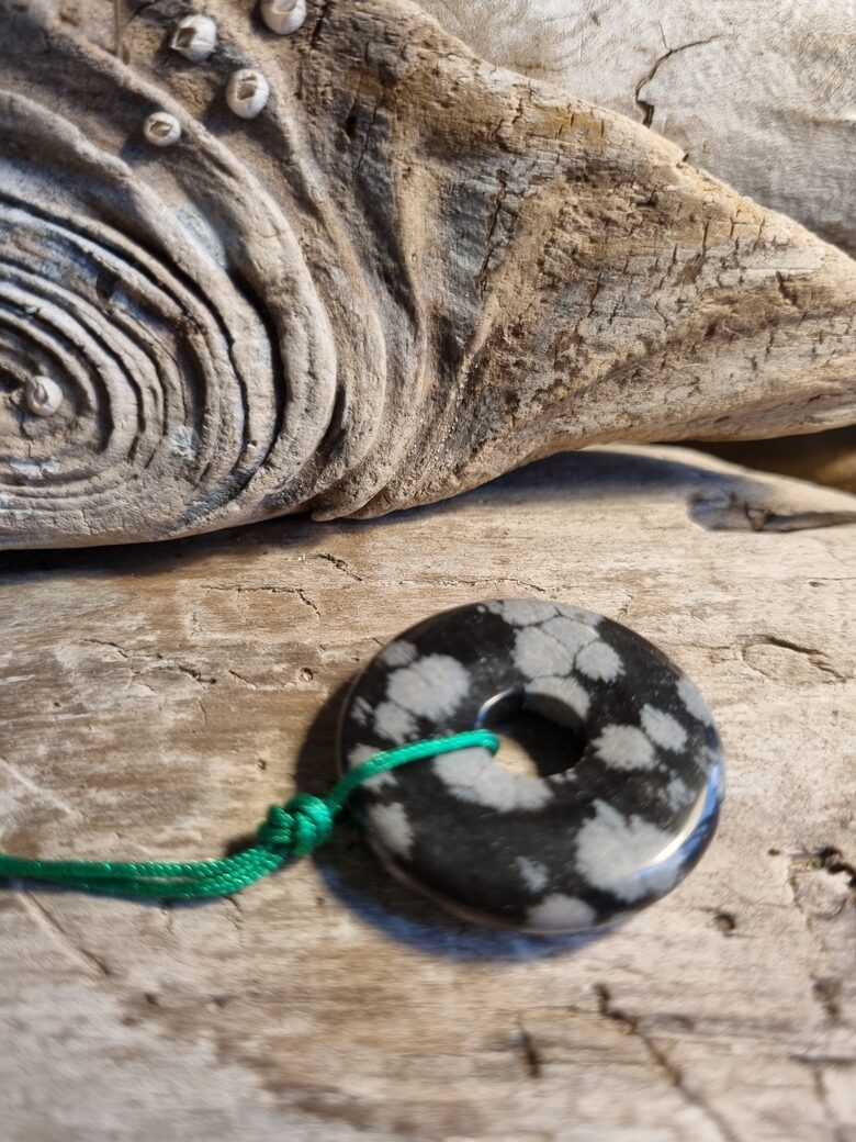 Sniega obsidiāna kulons "Aizsardzībai" nr 1. Izmērs 3 cm Var piekārt mājā vai dzīvoklī aizsardzībai Zaļa aukla