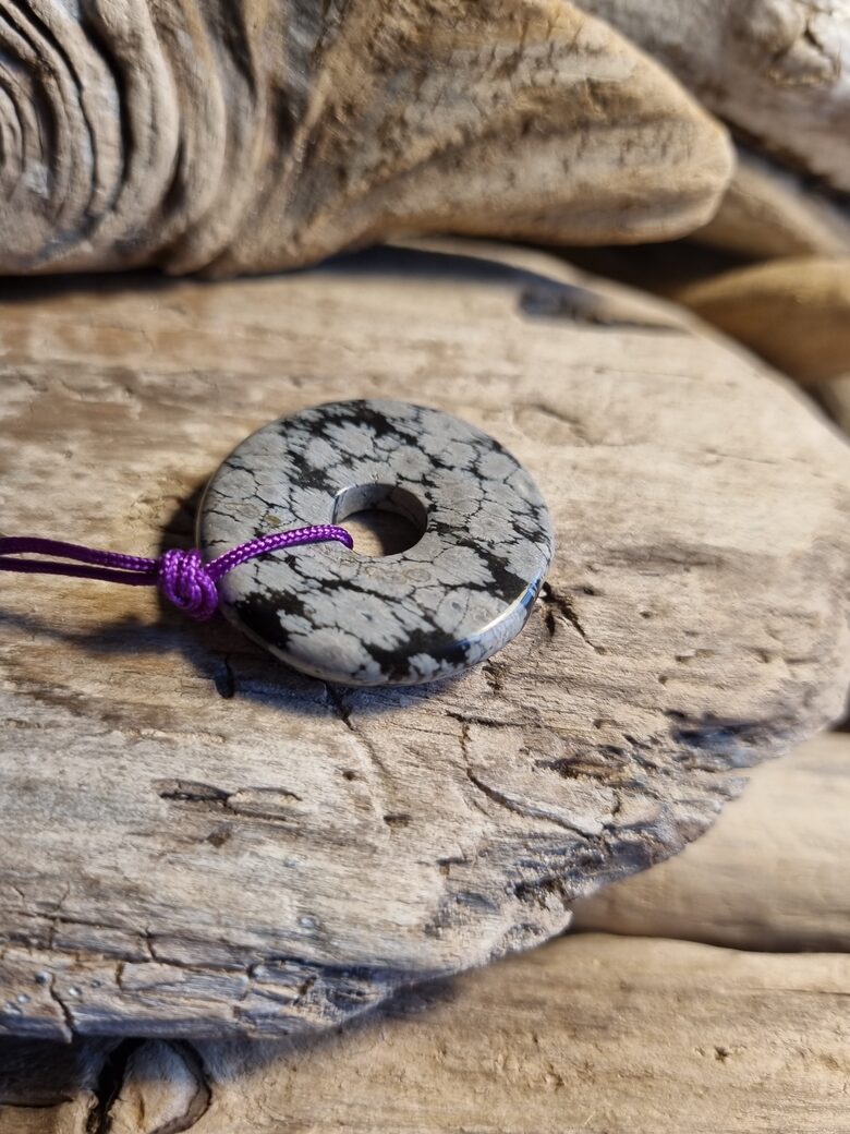 Sniega obsidiāna kulons "Aizsardzībai" nr 3. Izmērs 3 cm Var piekārt mājā vai dzīvoklī aizsardzībai Lillā aukla