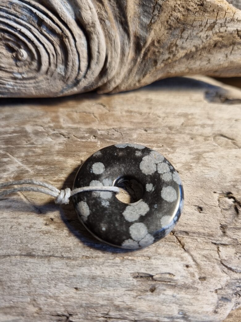 Sniega obsidiāna kulons "Aizsardzībai" nr 4. Izmērs 3 cm Var piekārt mājā vai dzīvoklī aizsardzībai Pelēka aukla