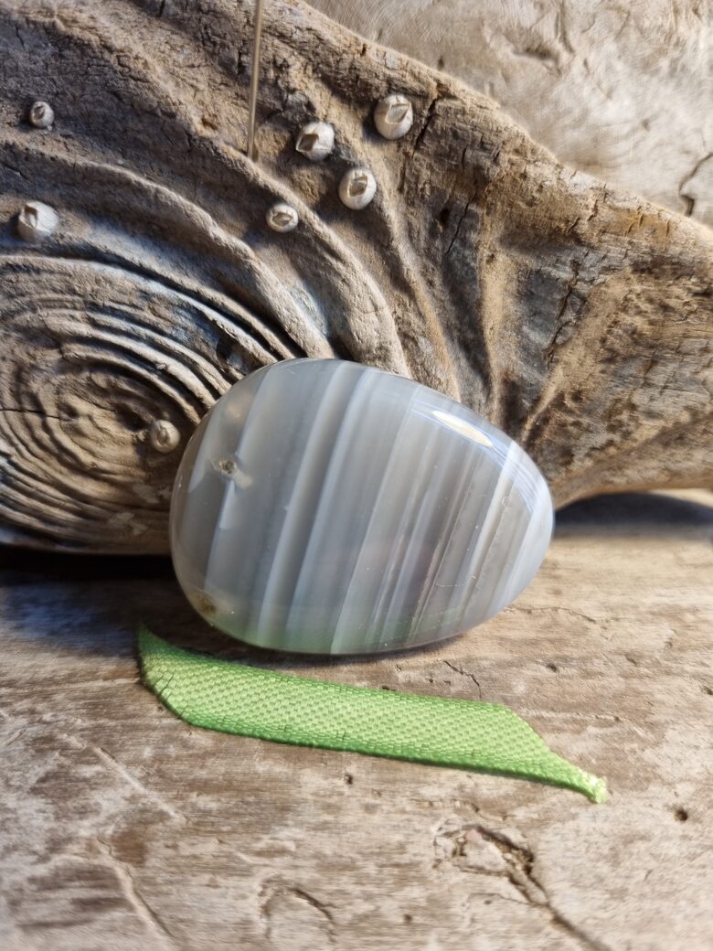 Ahāta olis "Svītrainais" Izmērs 3.7 x 3 cm Ar dabīgiem iekļāvumiem Mašāžai Zaļa bantīte