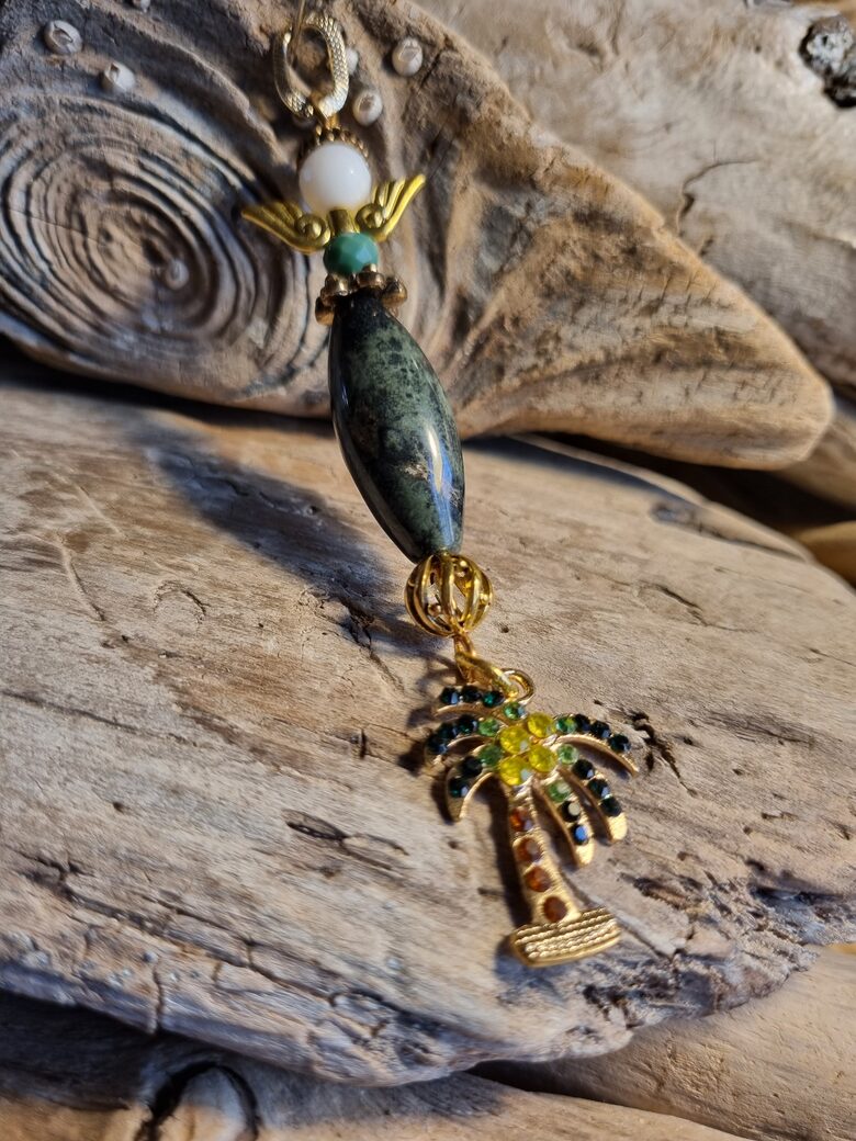 Zaļas jašmas sargeņģelis "Skaistā palma" Izmērs 11 x 2 cm 