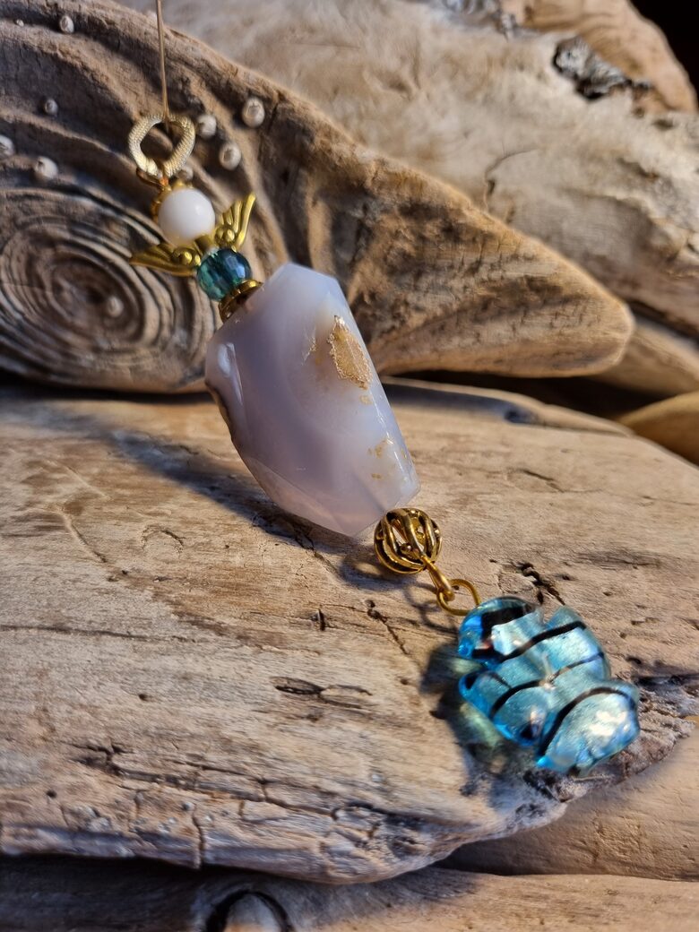 Zilā mežģīņu ahāta sargeņģelis Izmērs 11.5 x 2.5 cm Priekšnama aizsaramulets